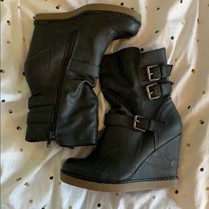 Black boots with wedge